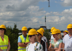 Wie tijdens de speeches over efficiënt gebruik van ruimte en energie achterom keek, zag de pijp van afvalverbrandingsoven MIROM die voor restwarmte gaat zorgen waarmee de kas verwarmd kan worden.