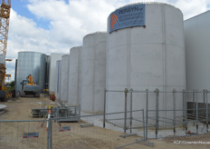 Er zijn vijf silo's gebouwd en daar bovenop ligt er ook nog een waterreservoir onder de kistenloods. In totaal kan er straks 2200 kuub water worden opgeslagen. Bovenop de silo's komt het twaalf meter hoge deel van de kas.