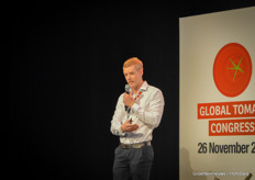 Joe Shaw-Roberts van Kantar Worldpanel gaf de aftrap voor het inhoudelijke gedeelte. Hij riep onder meer op om de consument nog beter te betrekken bij het gehele, diverse tomatenassortiment door bijvoorbeeld beter gezondheidsvoordelen te communiceren op verpakkingen.