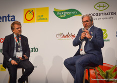 Veredelingsbedrijven waren goed vertegenwoordig op het Global Tomato Congress, maar ook de handel en retailers waren present. Bijvoorbeeld Stephan Weist van de Duitse REWE Group. Hij vindt dat er momenteel bij zijn supermarkten veel te veel SKU’s (voorraadbeheereenheden) zijn als het om tomaten gaat. Dat maakt het de consument moeilijk om te kiezen in het schap en het zorgt ook voor retailers voor hoofdbrekens. Van de 870 SKU’s die Rewe momenteel heeft zou Stephan terug willen naar ‘slechts’ een stuk of 24 SKU’s.