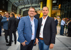 Duitse tomatenteler Carsten Knodt op de foto met Landgard-collega Alexander Scheufen