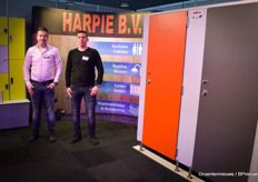 Harpie BV is een nieuw gezicht op de HortiContact. Naast hun producten voor bedrijfsruimtes als sanitaire cabines en hygienesluizen, hebben ze ook een UV-desinfectiekast ontwikkeld. In 8 minuten is het mogelijk om allerlei producten de desinfecteren en dat kan een belangrijke tool zijn in de strijd tegen virussen. O, en op de foto staan Paul Beniers en Roy Meggelaars - ook niet onbelangrijk.