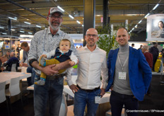 Steven Klijn en kleine Hendrik komen over uit Canada en kletsten even bij met Huub Huijbers van Grodan en Sonny Moerenhout van Cultivators.