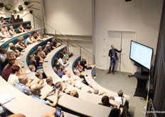 Jim van Ruijven van de WUR bespreekt een lijst met lekkagegevaren. Er mag vanuit kassen geen water naar het oppervlaktewater lekken. 