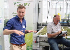 Bas Bekker geeft uitleg over hoe bij de teelt op water op tafels er een microklimaat onder de trays ontstaat door de tafel af en toe ook droog te laten vallen. Daarmee denkt men het probleem met wortelexudaten in de spinazieteelt opgelost te hebben. Op de achtergrond maakt Daan Verbeek van Koppert notities. 