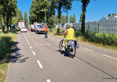 De gemeente Westland poetste snel nog even het wegdek schoon voor de doorkomst van de gele trui.