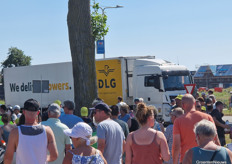 De vrachtwagens bij ABC Westland wilden snel na de tourdoorkomst weer door. De wegen gingen snel weer open.