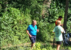 Sjaak van der Tak stond klaar met een laatste bidonnetje op 3 kilometer voor de finish