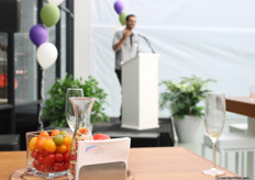 De catering was goed verzorgd, en de tomaatjes, die waren natuurlijk van Harmoniz, dat gespecialiseerd is in specialties. 