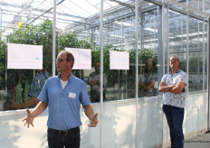 Ary de Jong van HortiTech met uitleg over autonoom telen. Op de achtergrond Ronald Groen van Looije Agro Technics die het kasdek aan een korte inspecties onderwerpt. 