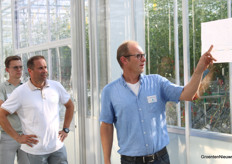 Pim Verkade (Verkade Klimaat) en Patrick Zuidgeest (Bestplant) luisteren naar de uitleg bij de grafieken die Ary de Jong van HortiTech laat zien. 