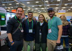 Abhay Thosar van LED-leverancier RED op de foto met Lindsay Bryson, Greg Wilmott, Haven Greenhouses. Volgend jaar gaat de teelt in hun nieuwe kas van start.