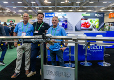 En natuurlijk stonden ook Robur en MJ Tech op de beurs, met de spuitboom van Robur. Op de foto Rob Vandersteen, Jurnjan den Bremer, en Greg Weber. 