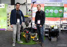 Niek Vlemminx van Aigro en Joost Meijer van Hortiworld. Beide bedrijven werken samen, met een autonoom rijden platform van Aigro met daarop de techniek van Hortiworld en Biobest om biologisch bestrijders in het gewas uit te zetten als resultaat.