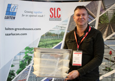 Ruud den Engelsman van Luiten Greenhouses is nog altijd druk met gaas. Op de stand was ook informatie over de gaasoplossingen van Dutch Netting Systems te vinden. 