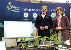 Carl Rentes en Fleur Gulien van Vivent, dat in tal van gewassen proeven met hun sensoren doet.